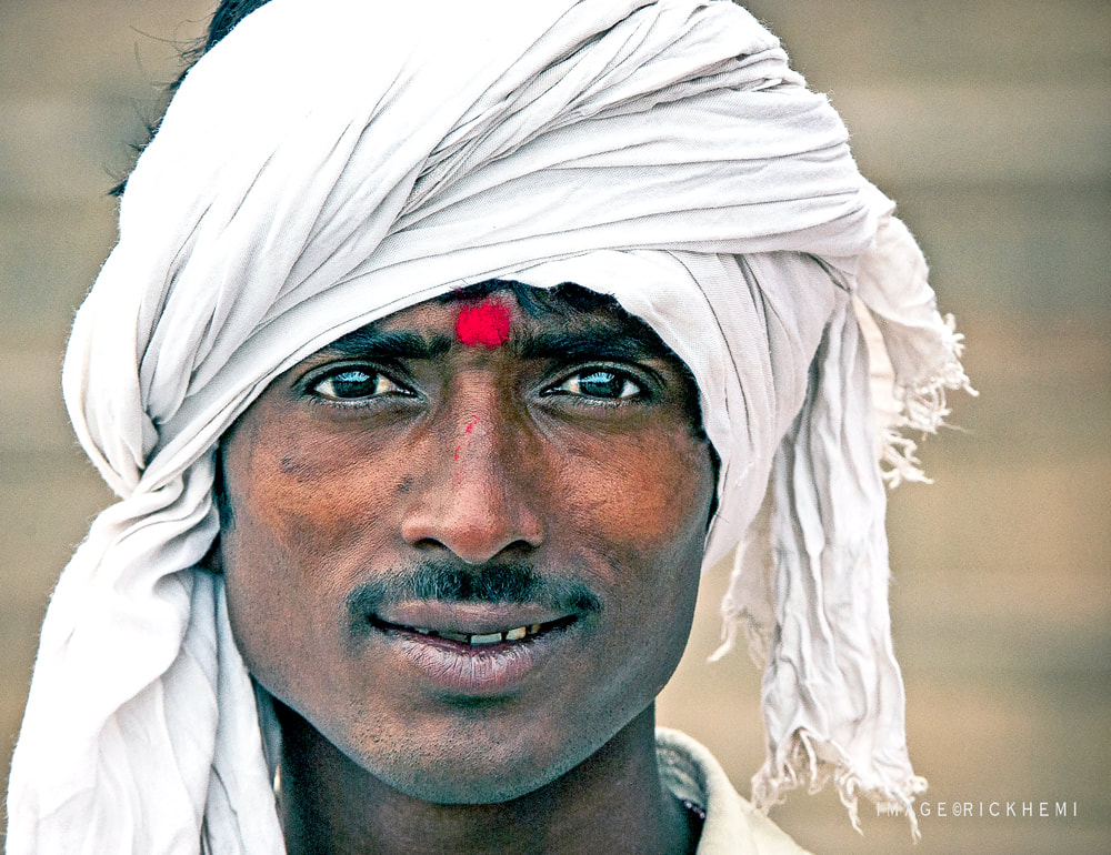 India solo overland travel and transit, street photography, DSLR street image by Rick Hemi